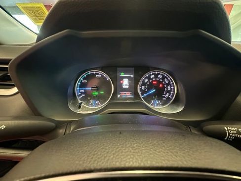 Certified 2022 Toyota RAV4 XLE w/ XLE Grade Weather Package AWD/4WD image 19