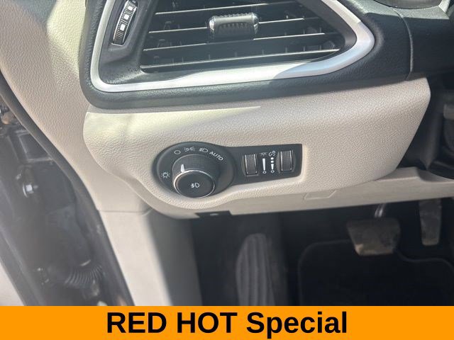 Used 2023 Chrysler Pacifica Touring-L FWD image 19