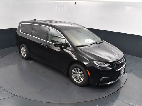 New 2025 Chrysler Pacifica Select image 35