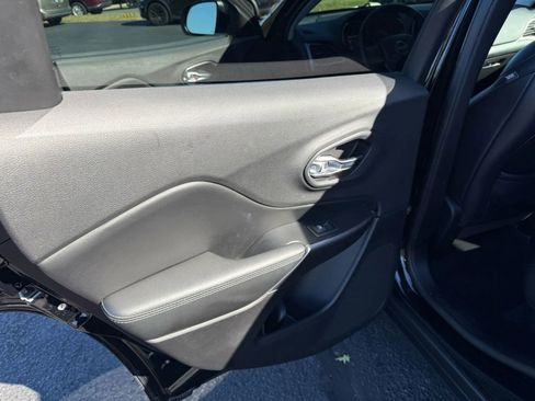 Used 2019 Jeep Cherokee Limited image 30