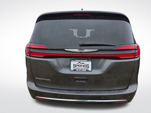 Used 2023 Chrysler Pacifica Touring-L FWD image 5