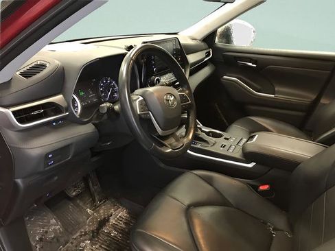 Used 2022 Toyota Highlander XLE image 11