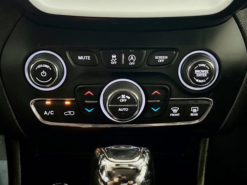 Used 2019 Jeep Cherokee Trailhawk w/ Trailer Tow Group AWD/4WD image 11