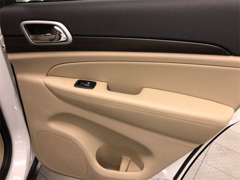 Used 2018 Jeep Grand Cherokee Laredo image 27
