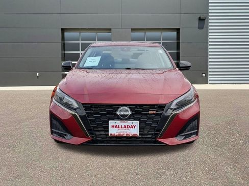 Used 2023 Nissan Altima 2.0 SR FWD image 2