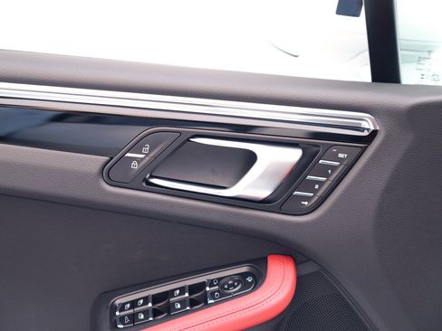 Certified 2026 Porsche Macan AWD/4WD image 22