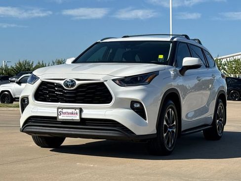 Used 2021 Toyota Highlander XLE AWD/4WD image 3