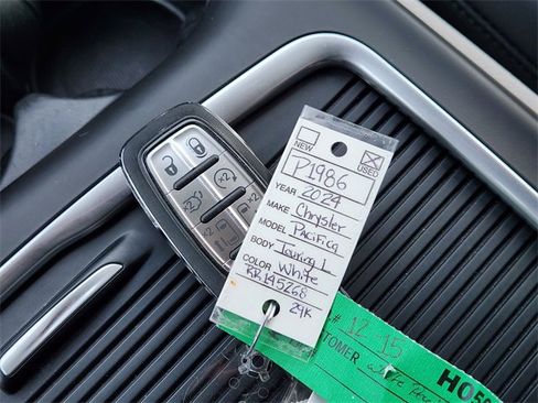 Used 2024 Chrysler Pacifica Touring-L image 33