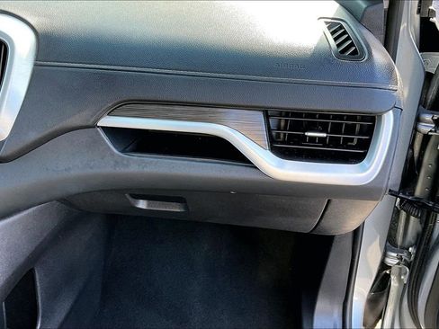 Used 2023 GMC Terrain SLT image 25