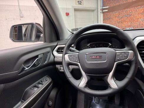 Used 2023 GMC Acadia SLT w/ Preferred Package image 13