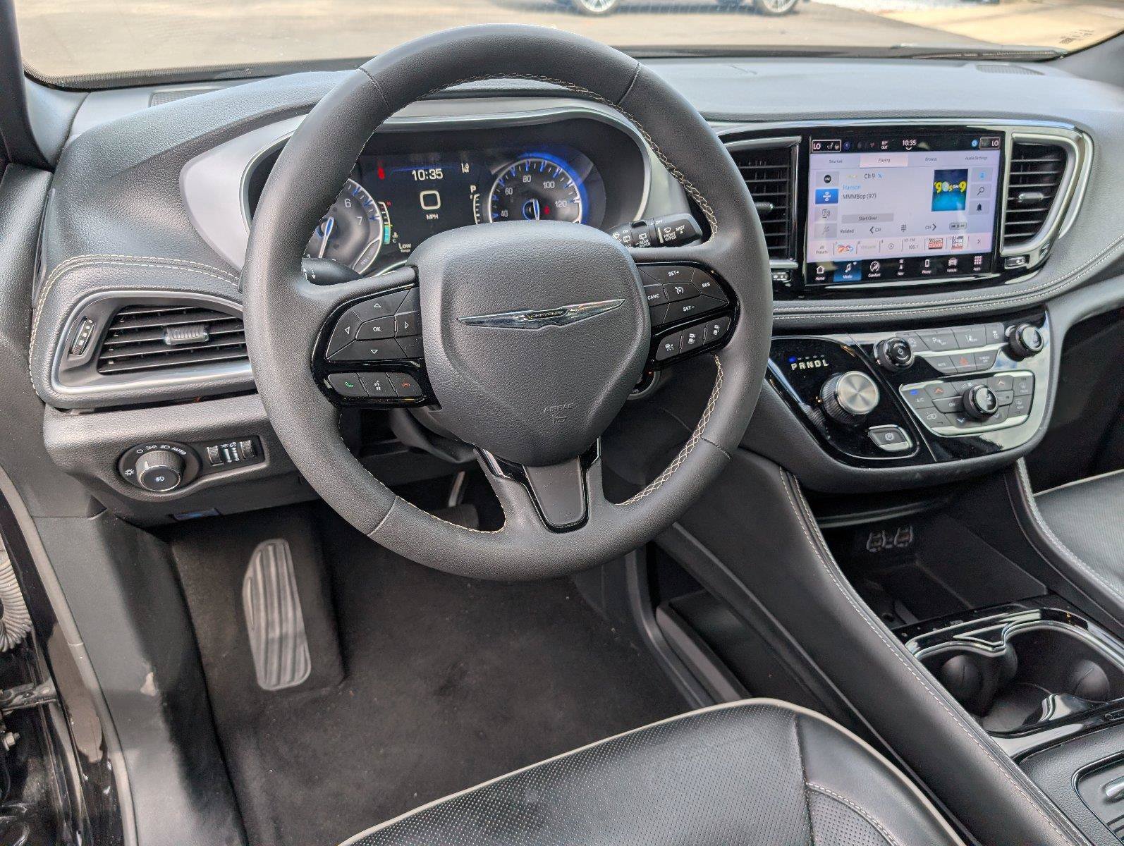 Used 2025 Chrysler Pacifica Limited FWD image 4