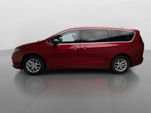 Used 2025 Chrysler Pacifica Select FWD image 2