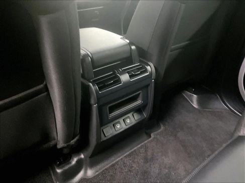 Used 2025 Land Rover Defender 110 S image 28