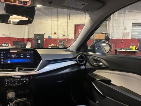 Used 2025 Chevrolet Trax LT w/ LT Convenience Package image 34