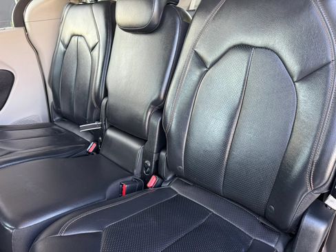 Used 2017 Chrysler Pacifica Touring-L Plus FWD image 28