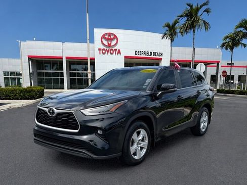 Used 2024 Toyota Highlander LE FWD image 3