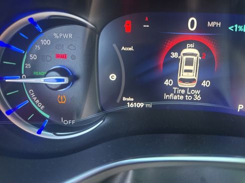 Used 2025 Chrysler Pacifica Pinnacle FWD image 14