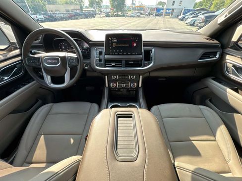 Used 2024 GMC Yukon XL SLT w/ SLT Luxury Package image 2