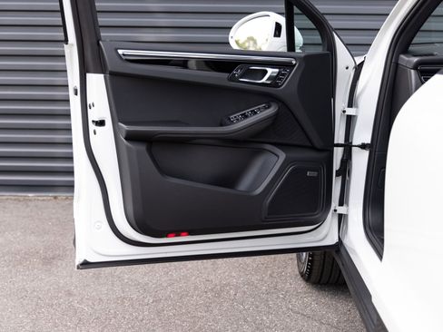 Certified 2025 Porsche Macan AWD/4WD image 20