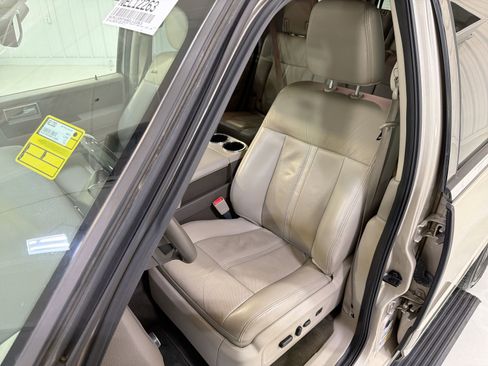 Used 2017 Lincoln Navigator Select RWD image 10
