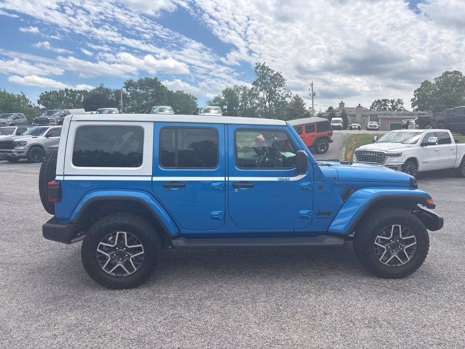 New 2026 Jeep Wrangler Unlimited Sahara w/ Whitecap Package AWD/4WD image 7