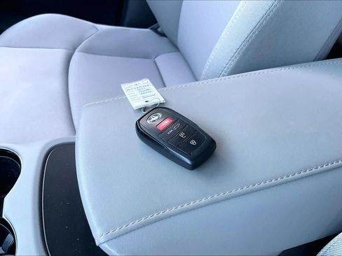 Used 2021 Toyota Venza LE AWD/4WD image 13
