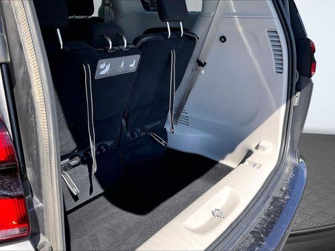Used 2021 Chrysler Pacifica Touring w/ Cold Weather Group FWD image 5