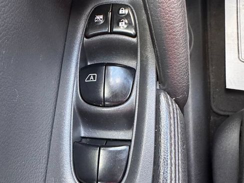 Used 2016 Nissan Rogue SV AWD/4WD image 22