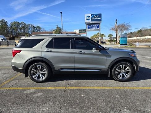 Used 2020 Ford Explorer Platinum w/ Premium Technology Package image 2