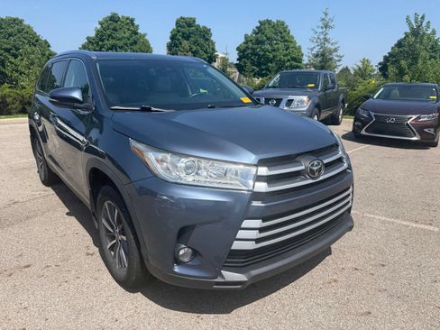 Used 2019 Toyota Highlander XLE AWD/4WD image 3