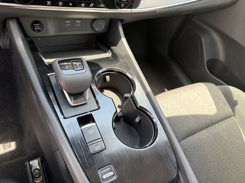 Used 2025 Nissan Rogue SV FWD image 31