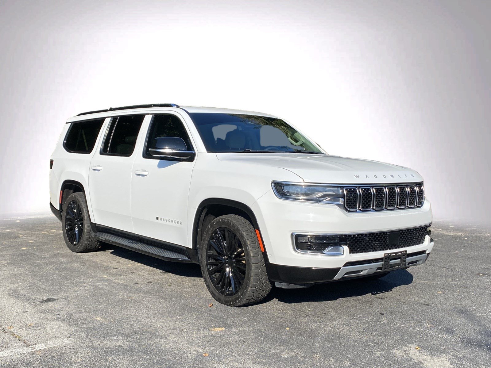 Used 2023 Jeep Wagoneer L Series II RWD image 2