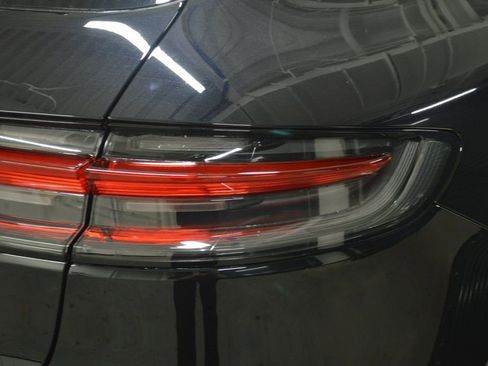 Certified 2025 Porsche Macan image 12