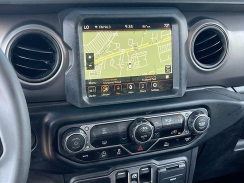 Used 2023 Jeep Gladiator Sport AWD/4WD image 13