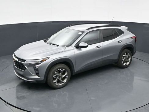 Used 2025 Chevrolet Trax LT FWD image 27