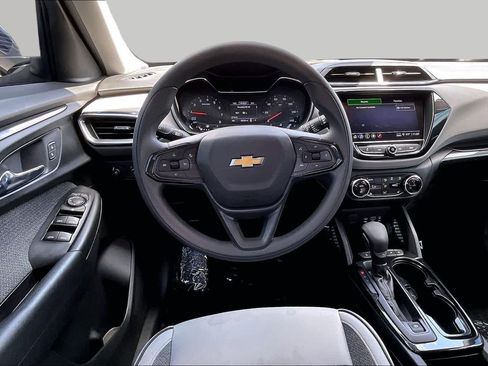 Used 2021 Chevrolet TrailBlazer LT w/ Convenience Package FWD image 6