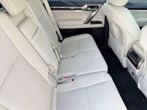 Used 2020 Lexus GX 460 Premium w/ Premium Package image 30