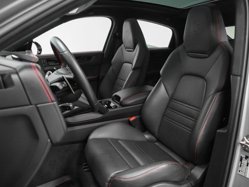 Certified 2025 Porsche Cayenne GTS AWD/4WD image 53