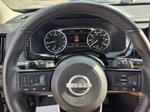 Used 2024 Nissan Pathfinder SL FWD image 27