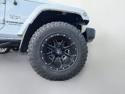 Used 2015 Jeep Wrangler Unlimited Sahara w/ Connectivity Group AWD/4WD image 10