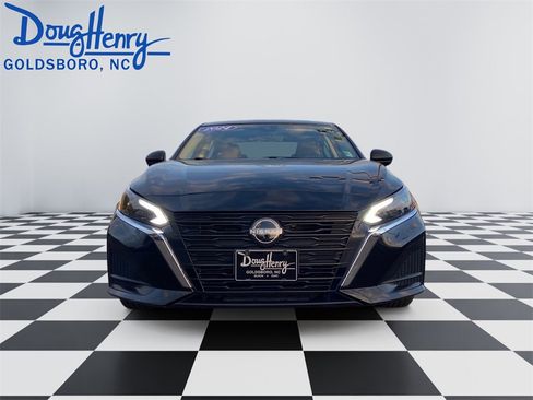 Used 2024 Nissan Altima 2.5 SV image 8
