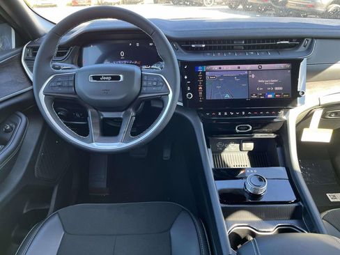 New 2026 Jeep Grand Cherokee Altitude image 8