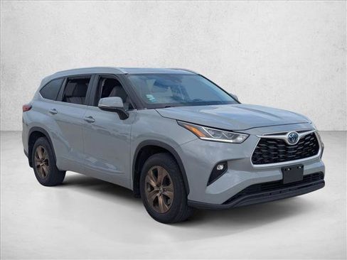 Certified 2023 Toyota Highlander Bronze Edition image 3