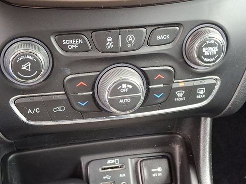 Used 2017 Jeep Cherokee Limited image 17