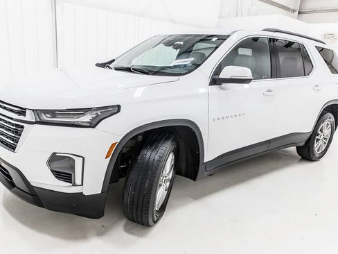 Used 2022 Chevrolet Traverse LT FWD image 2