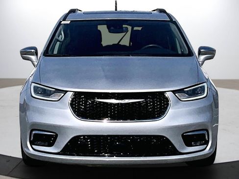 Certified 2022 Chrysler Pacifica Limited image 3