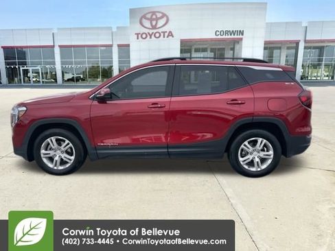 Used 2024 GMC Terrain SLE w/ Driver Convenience Package image 2