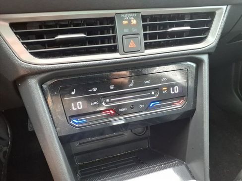 Used 2025 Volkswagen Taos SE image 16