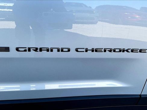 New 2025 Jeep Grand Cherokee Altitude image 41
