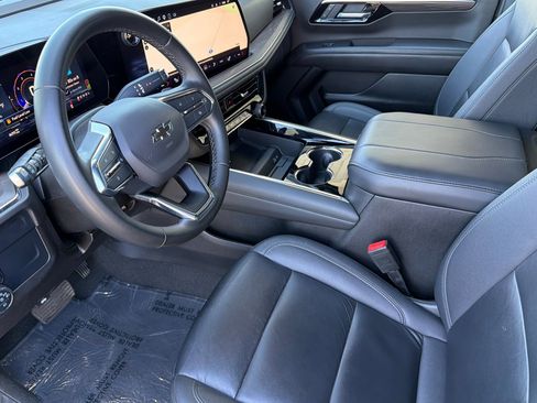 Used 2025 Chevrolet Suburban Z71 AWD/4WD image 7